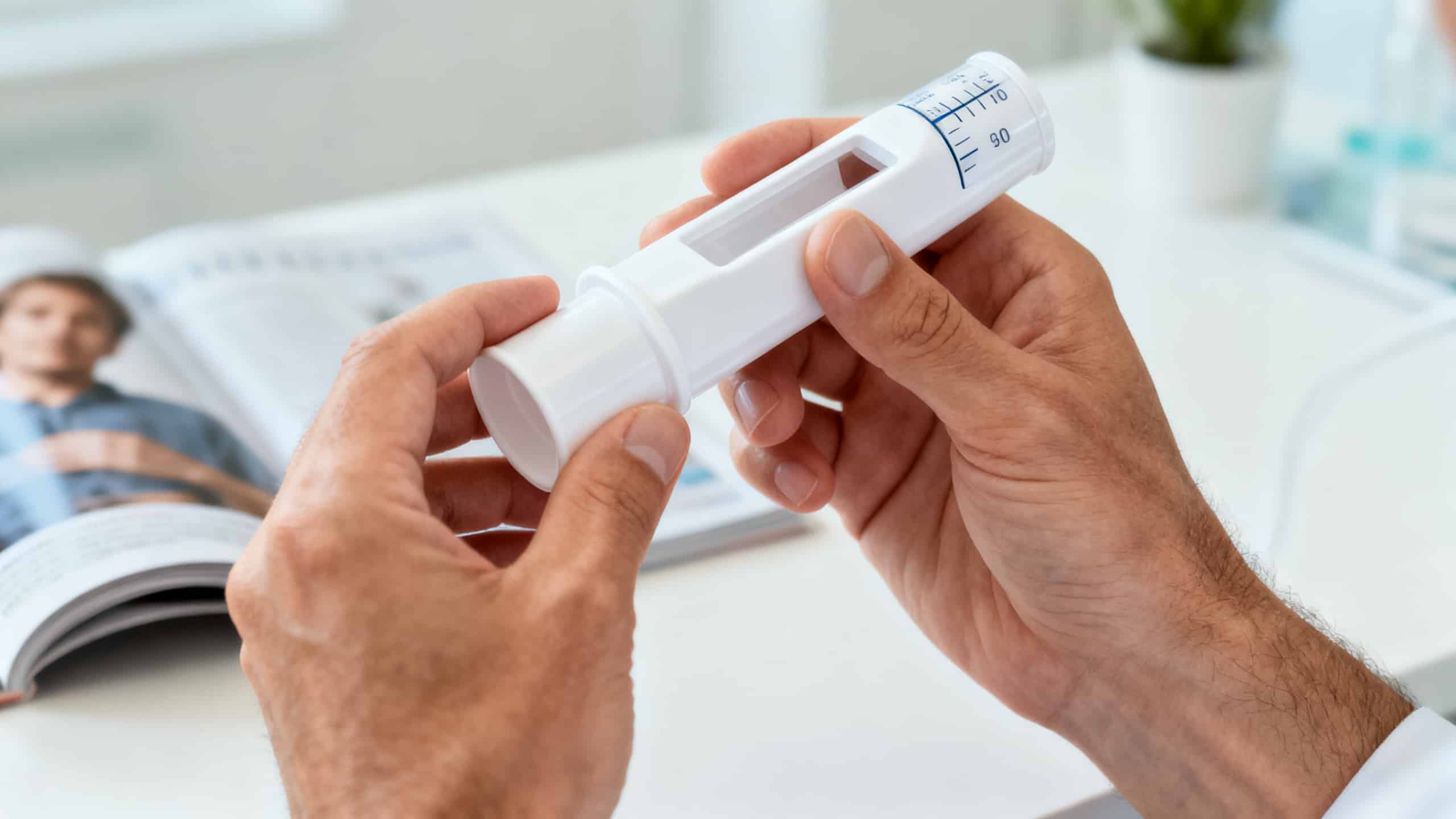 Mesure du débit expiratoire de pointe avec un peak flow meter