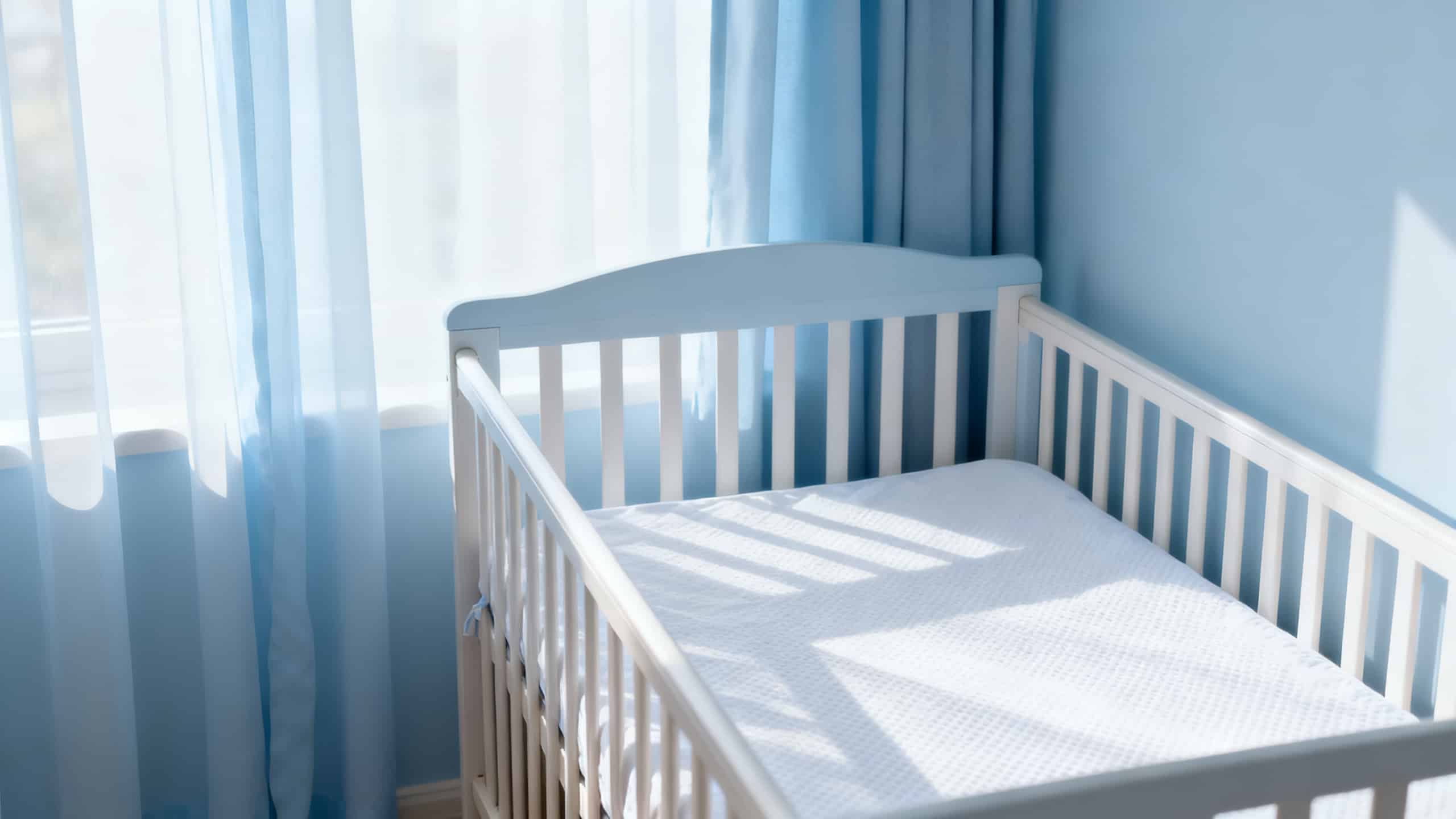 Berceau bébé avec housse anti-acariens dans une chambre saine épurée
