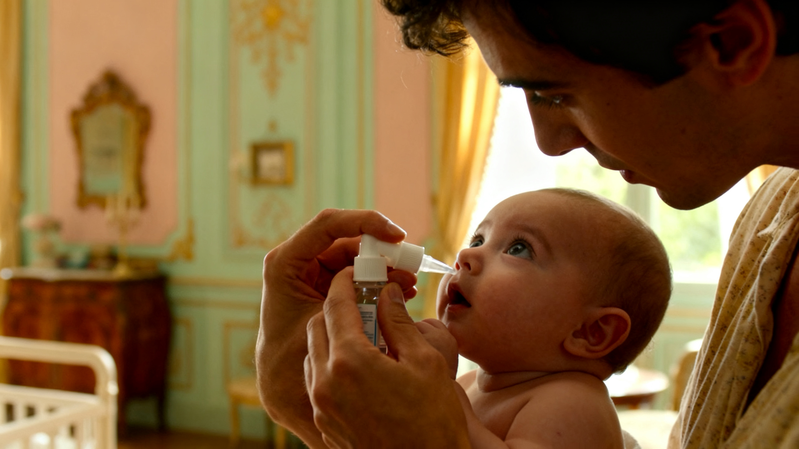 Nez qui coule bébé — aspiration nasale