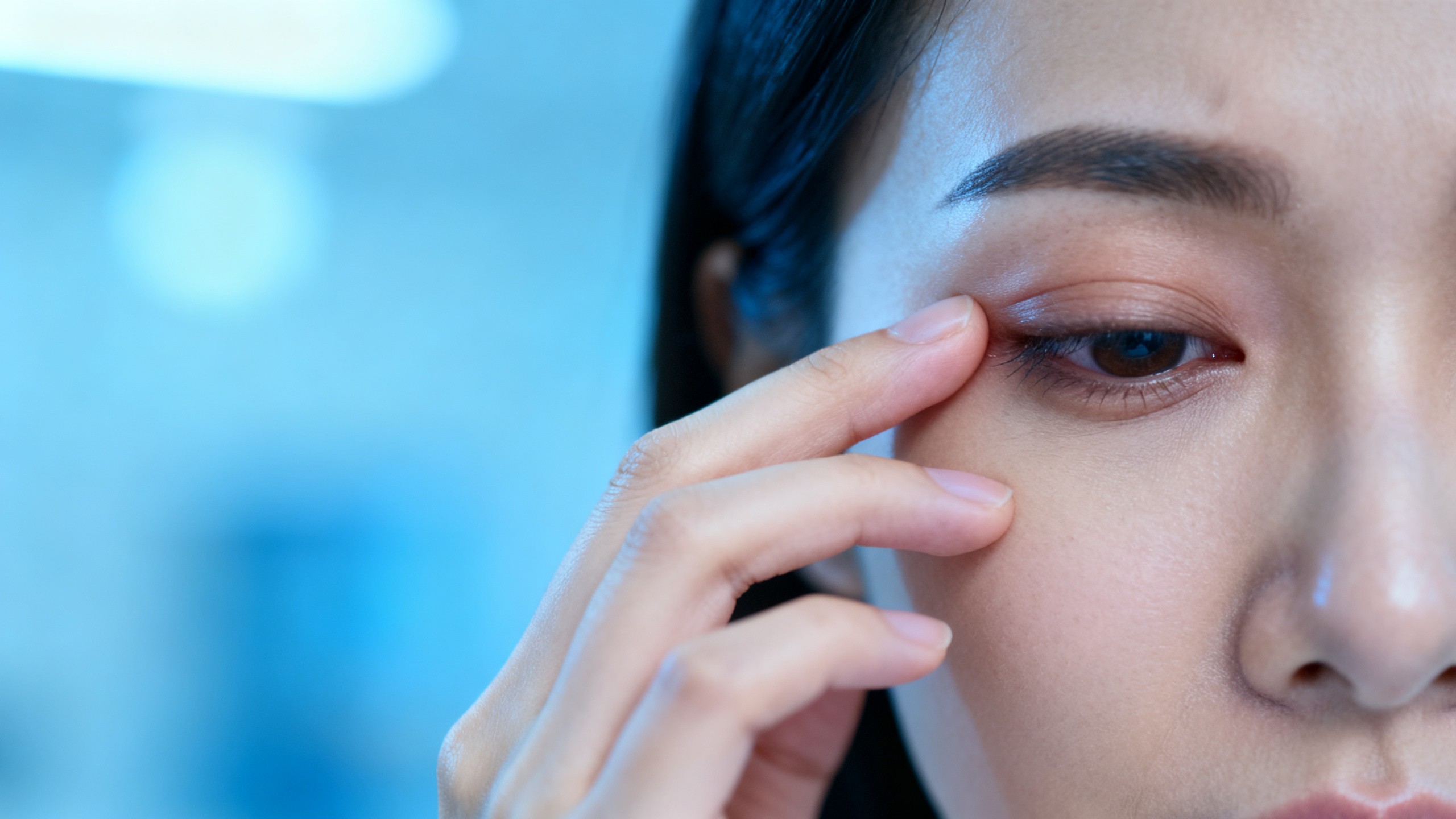 Femme avec douleur au coin interne de l oeil — sinusite éthmoïdale