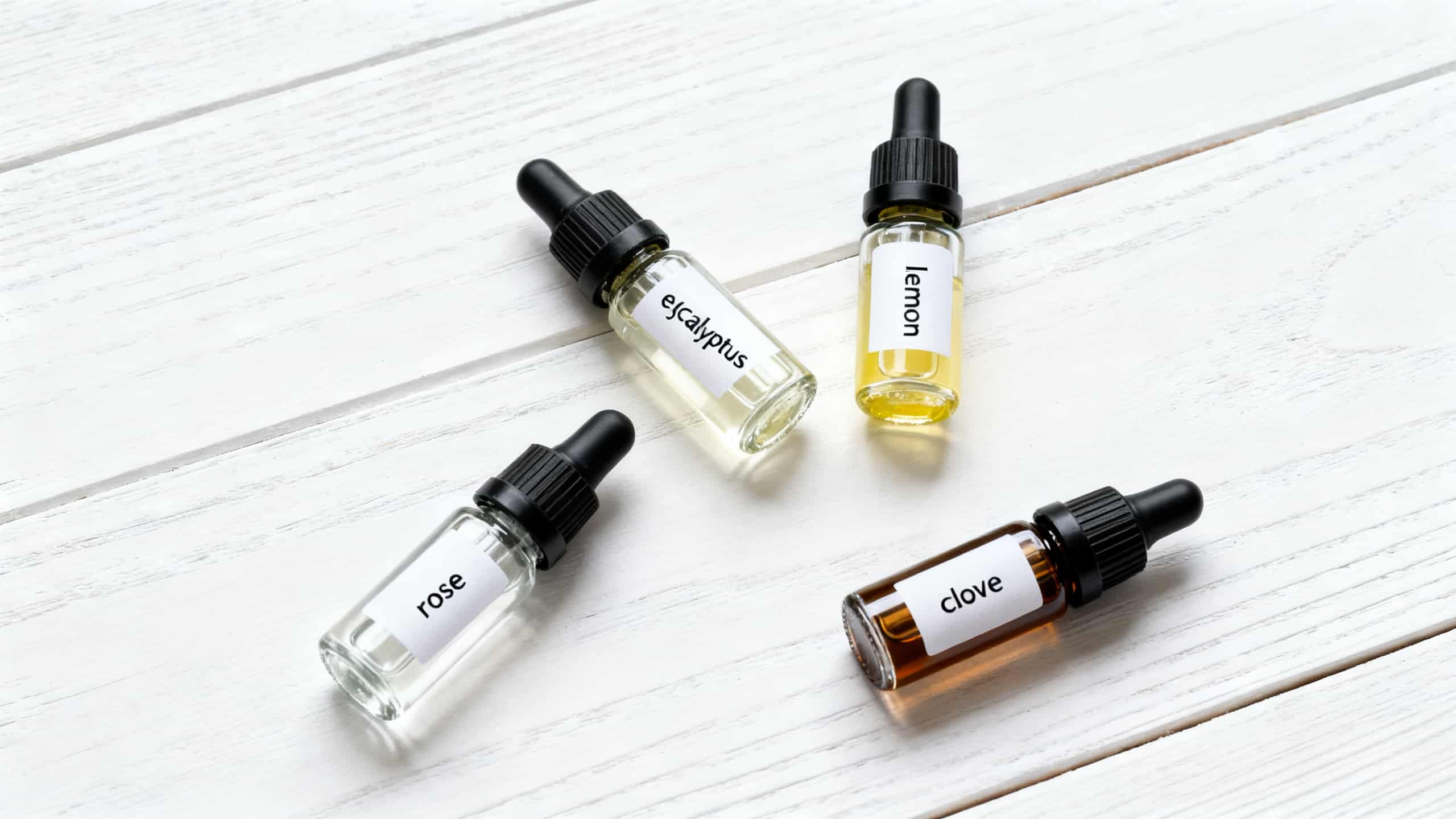 4 flacons d'huiles essentielles pour rééducation olfactive : rose, eucalyptus, citron, girofle
