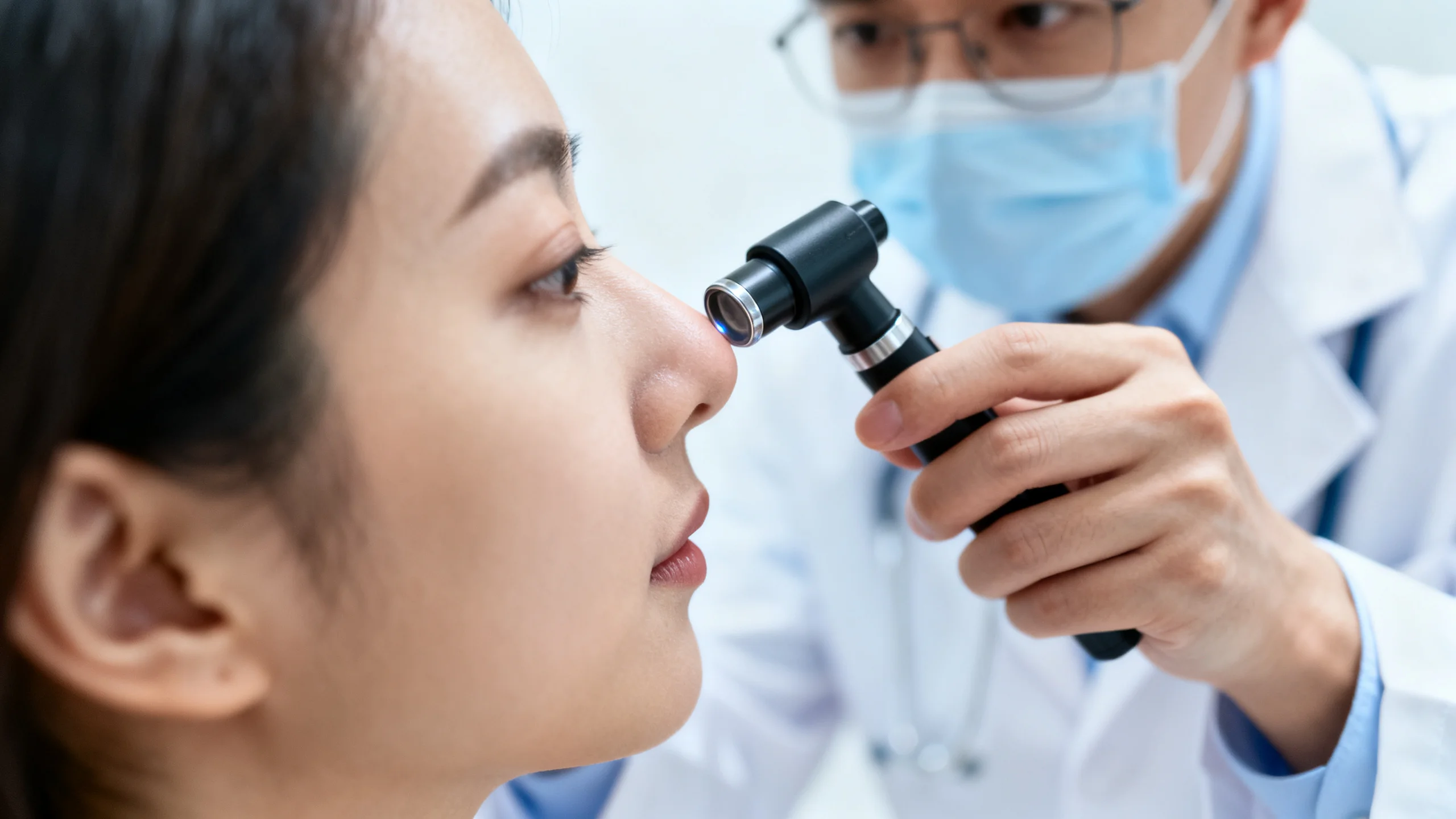 Lavage de nez au sérum physiologique pour hydrater la muqueuse nasale et prévenir les saignements